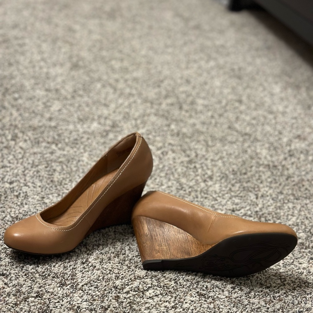 Clarks size 7.0 very comfortable excellent condition only wear ones.